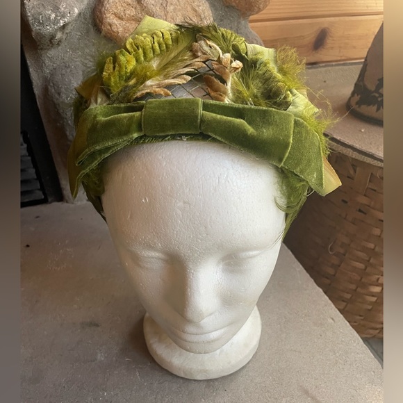 1940s Feather‎ Velvet Baby Helmet Hat - Picture 1 of 7